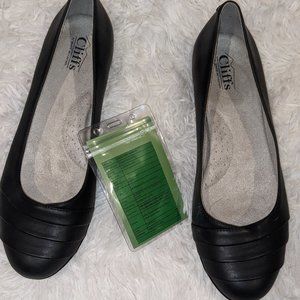 Cliffs by White Mountain Dress Flats